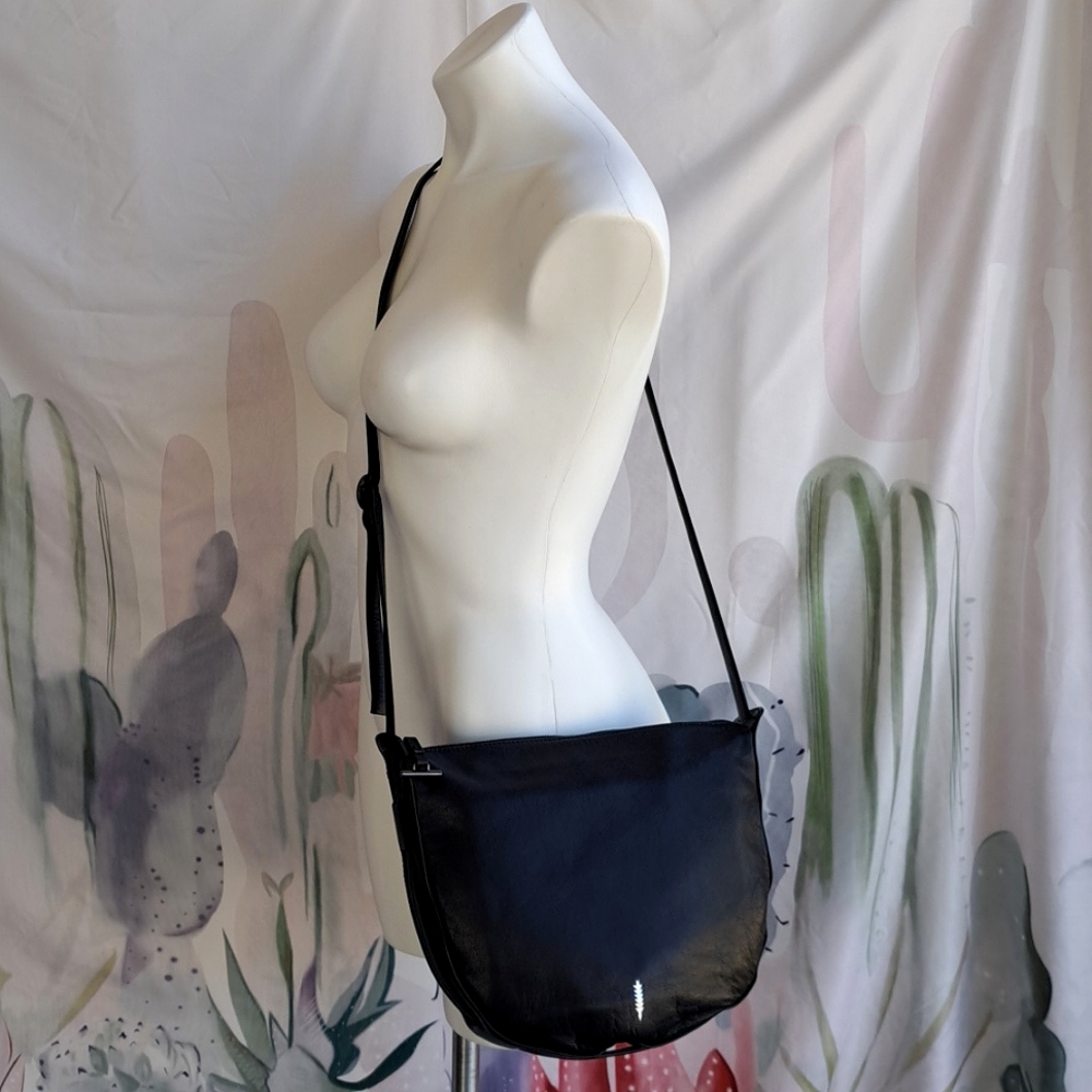 📢Sold‼️ Thacker New York Black Leather Sling Half Moon Hobo Crossbody Bag - Picture 2 of 15